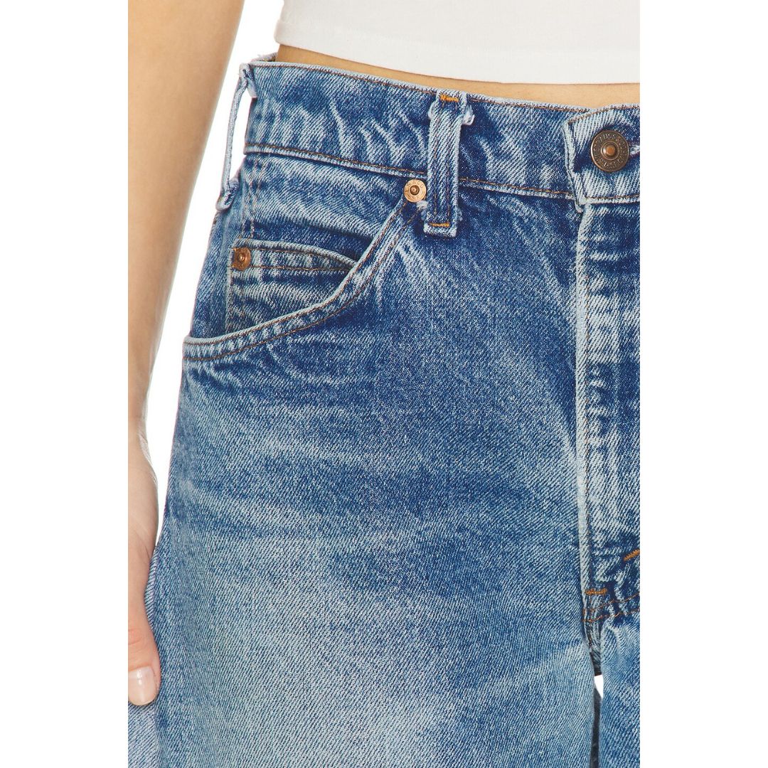 Barrel Jean in Medium/Dark Wash