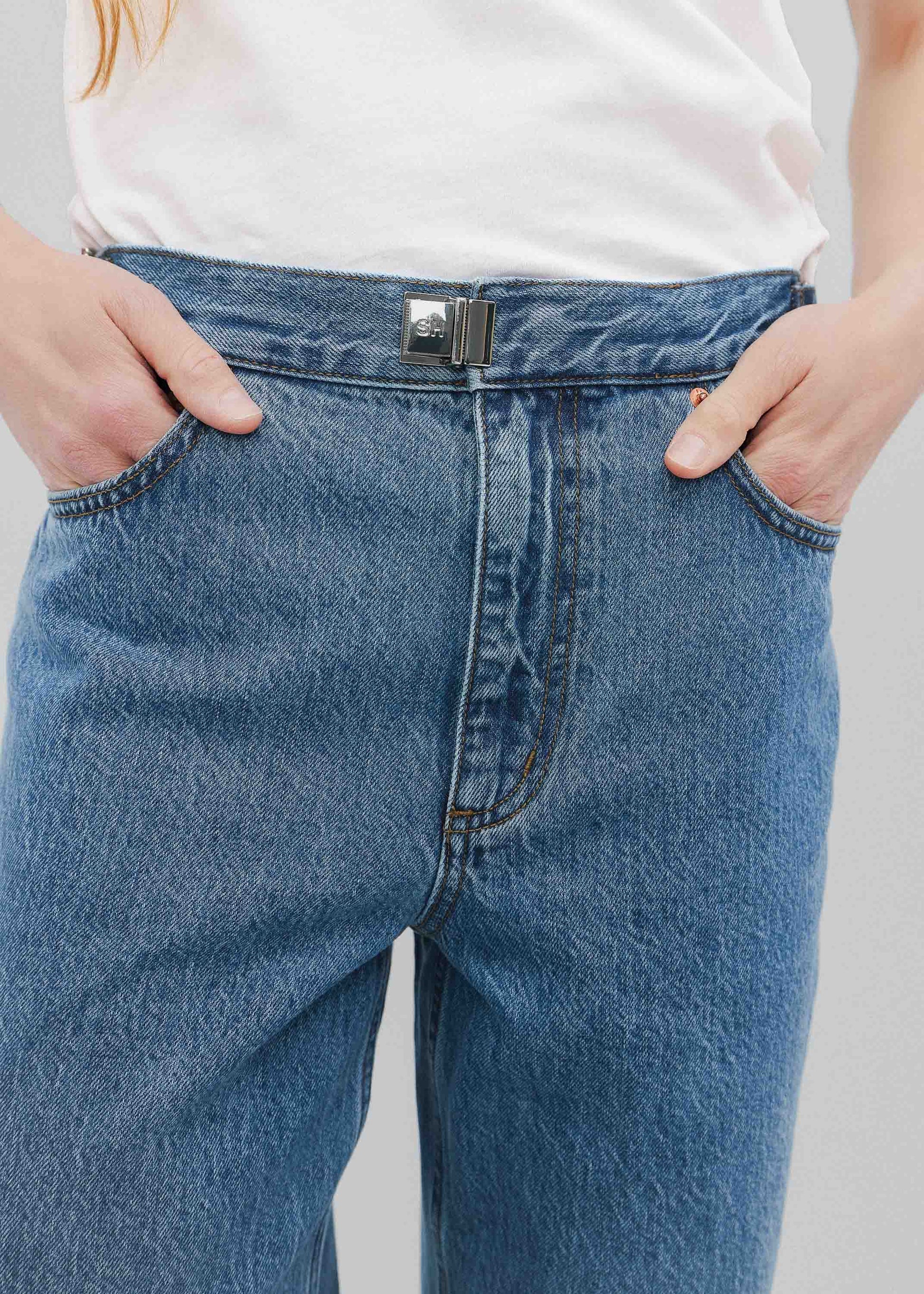 Buckle Jean in Classic Blue